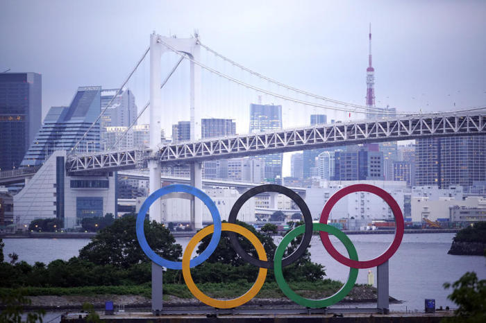 Vor der Regenbogenbrücke im Odaiba Marine Park in Tokio steht ein riesiges Denkmal für die Olympischen Ringe. Foto: epa/Franck Robichon