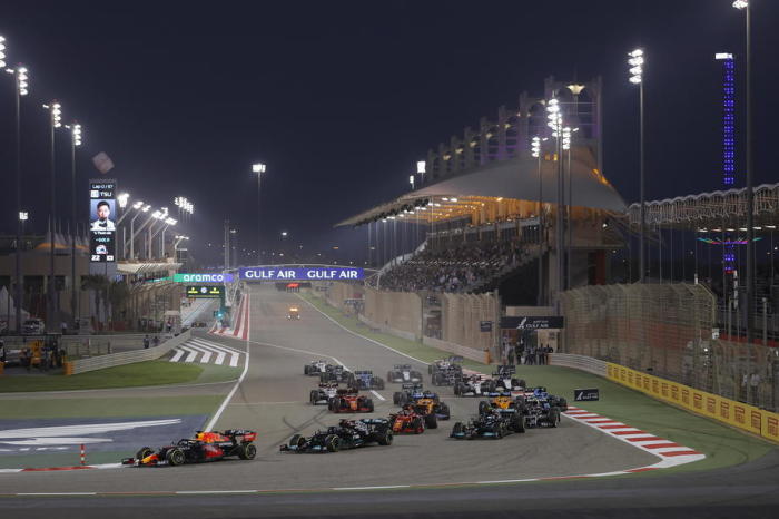 Der niederländische Formel-1-Pilot Max Verstappen (L) von Red Bull Racing führt das Feld beim Start des Formel-1-Grand-Prix von Bahrain 2021 in Sakhir an. Foto: epa/Valdrin Xhemaj