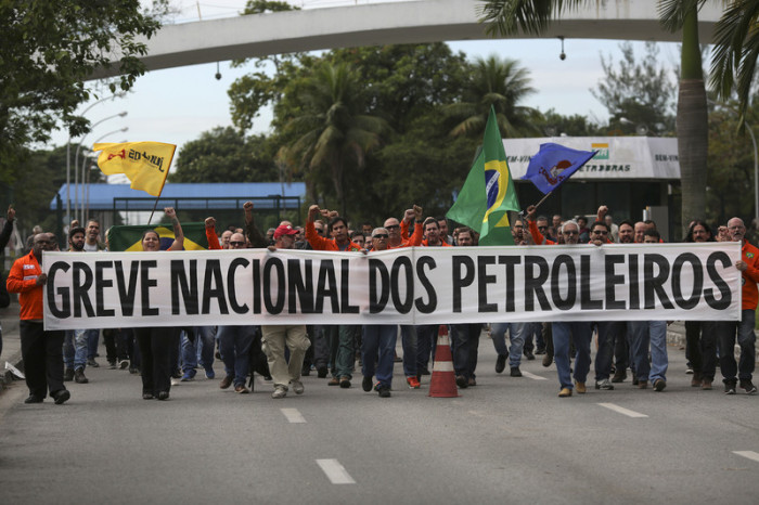 Streikende Ölarbeiter in Brasilien. Foto: epa/