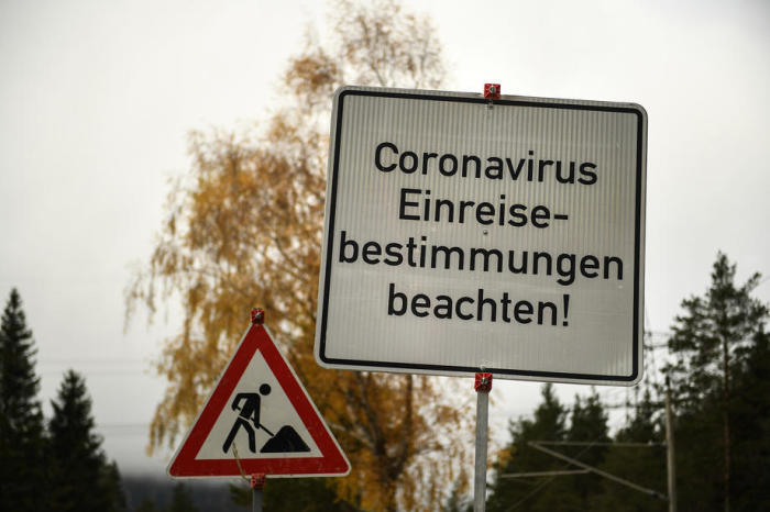 An einem Grenzübergang in Scharnitz informiert ein Schild über die Corona-Reisebestimmungen. Foto: epa/Philipp Guelland