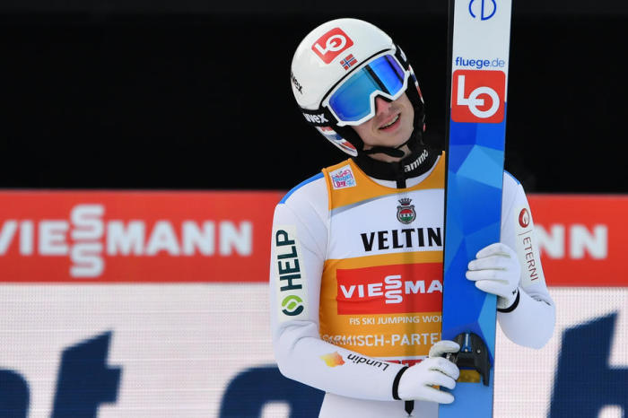 Halvor Egner Granerud aus Norwegen reagiert während der Qualifikation der zweiten Etappe der 69. Vierschanzentournee in Garmisch-Partenkirchen. Foto: epa/Philipp Guelland