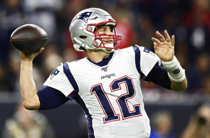 New England Patriots-Quarterback Tom Brady gibt den Ball ab. Foto: epa/Larry W. Smith