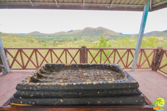 Der neue Aussichtspunkt begeistert die Besucher mit einem Fußabdruck Buddhas und Panorama-Fernblick auf die malerische Umgebung. Foto: ท่องเที่ยวปราณบุรี ปากน้ำปราณ