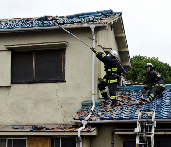Ein vom Erdbeben beschädigtes Haus in Osaka. Foto: epa/efe/Jiji Press