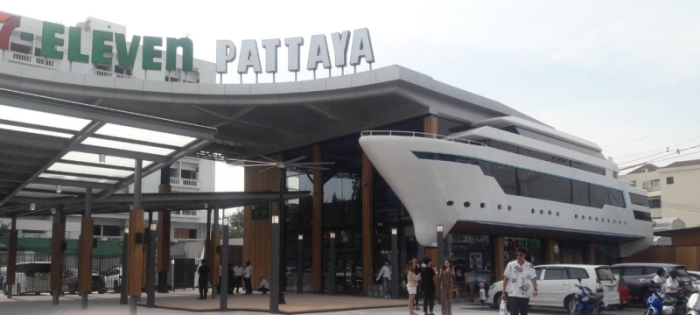 In ungewohnter Größe empfängt der „7-Eleven Pattaya“ seine Kunden an der South Pattaya Road. Neben dem gewohnten Sortiment umfasst er auch Café, Restaurant und Toiletten. Fotos: Netzband-Miller