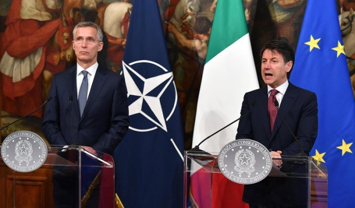 Der italienische Premierminister Giuseppe Conte (r.) und Nato-Generalsekretär Jens Stoltenberg (l.). Foto: epa/Ettore Ferrari