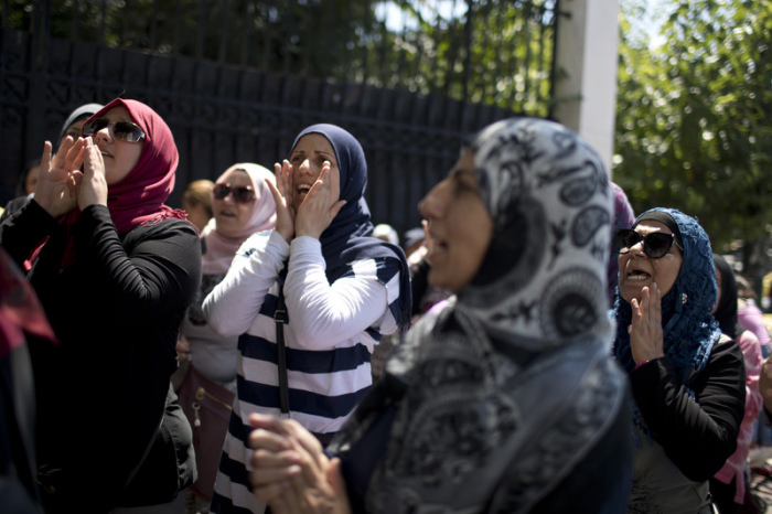 Migranten demonstrieren am 19.07.2017 in Athen (Griechenland) vor der deutschen Botschaft und fordern eine schnelle Familienzusammenführung. Foto: epa/Petros Giannakouris