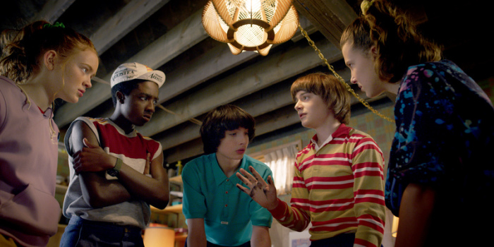 Die Schauspieler Sadie Sink (Max, l-r), Caleb McLaughlin (als Lucas), Finn Wolfhard (Mike), Noah Schnapp (Will) und Millie Bobby Brown (Eleven) in einer Szene der Netflix-Serie 
