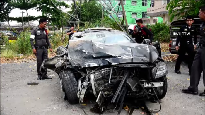 Polizisten untersuchen den bei dem tödlichen Unfall völlig zerstörten Mercedes des Geschäftsmannes. Foto: Thai PBS