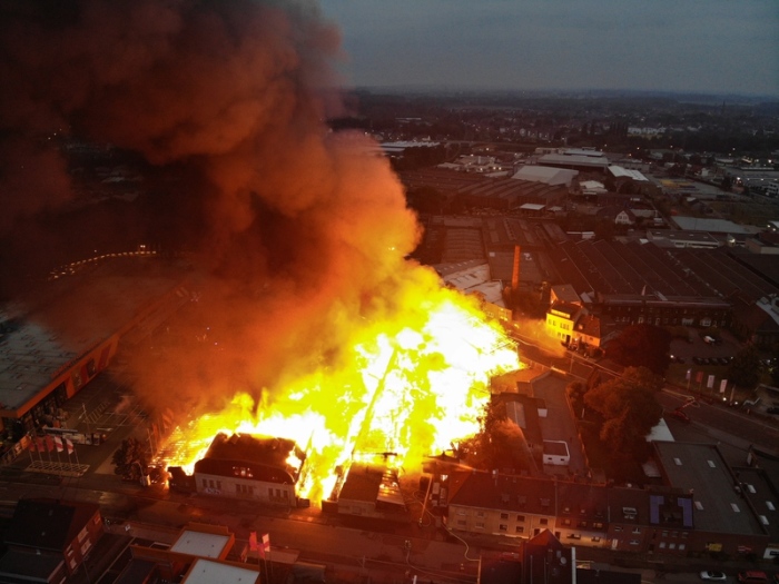 Helle Flammen schlagen aus einem Gebäudekomplex im Stadtteil Eicken . Foto: Sascha Rixkens/Dpa