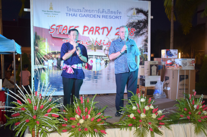 Die Party wurde von Khun Teerachon Kanadnid (l.), Human Resource’s Manager und René Pisters (r.), General Manager des Thai Garden Resorts, feierlich eröffnet. Fotos: Thai Garden Resort