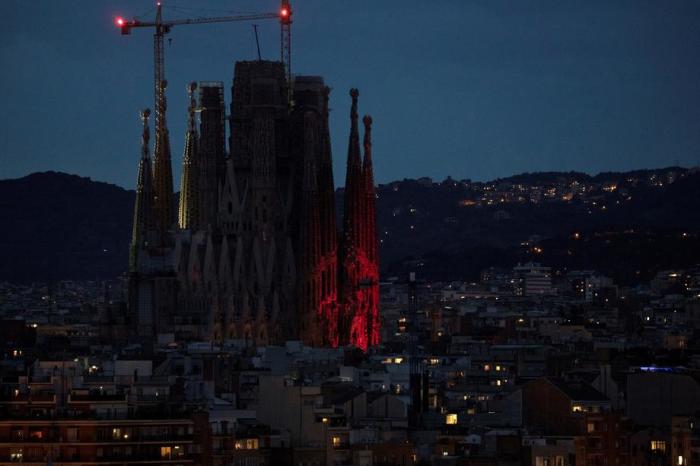 Nachtaufnahme der Sagrada Familia in Barcelona. Foto: epa/Alberto Estevez
