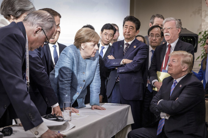 Ein Bild, das um die Welt ging: Die deutsche Bundeskanzlerin Angela Merkel (M.) und US-Präsident Donald Trump (r.) beim G7-Gipfel in Kanada. Foto: epa/Jesco Denzel