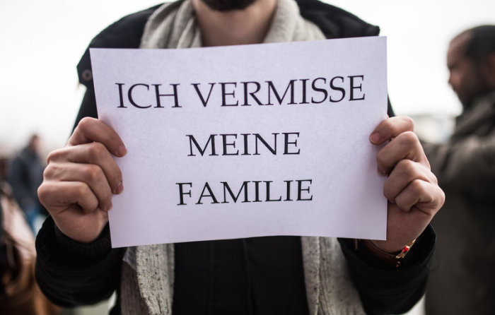 Ein Mitglied des Flüchtlingsrats Berlin hält am 20.03.2017 in Berlin ein Schild mit der Aufschrift «Ich vermisse meine Familie» in den Händen. Foto: dpa/Sophia Kembowski