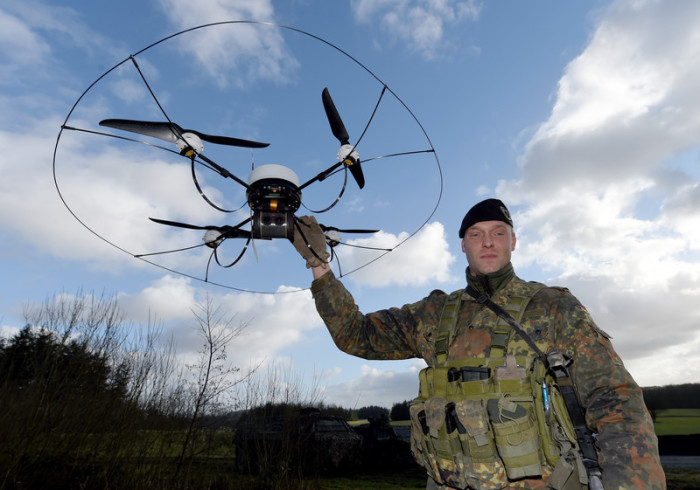 Ein Soldat des Aufklärungsbataillons 6'Holstein' mit einer Mikado-Drohne während einer Presseveranstaltung in Eutin. Archivfoto: epa/Carsten Rehder