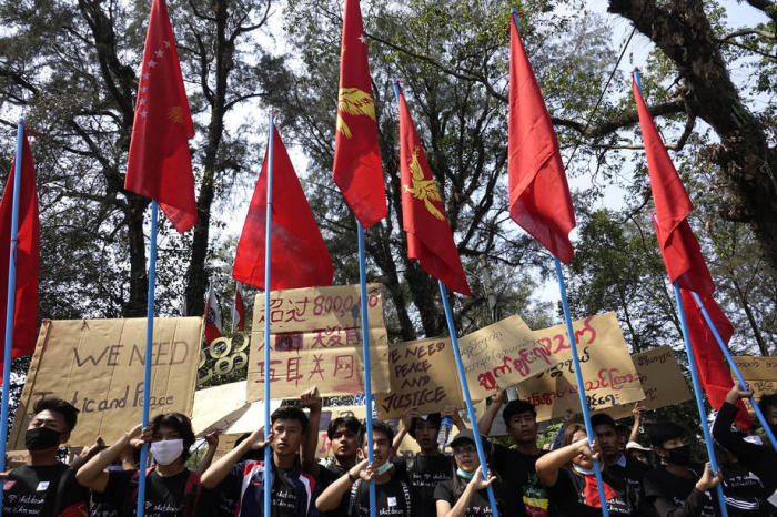 Studenten protestieren gegen das Internetverbot in Myanmars konfliktgeplagtem Bundesstaat Rakhine. Foto: epa/Nyunt Win
