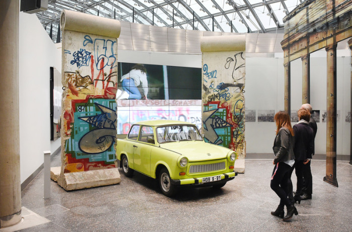 Teile der Berliner Mauer und ein Auto der Marke Trabant sind im Haus der Geschichte in Bonn in der Dauerausstellung zu sehen. Foto: Henning Kaiser/Dpa