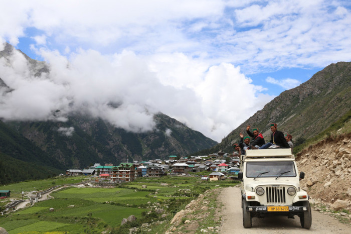 Menschen auf einem Lastwagen in der Nähe des abgelegenen Dorfes Chitkul, dem letzten bewohnten Dorf nahe der indochinesischen Grenze in Himachal Pradesh Foto: epa/Sanjay Baid
