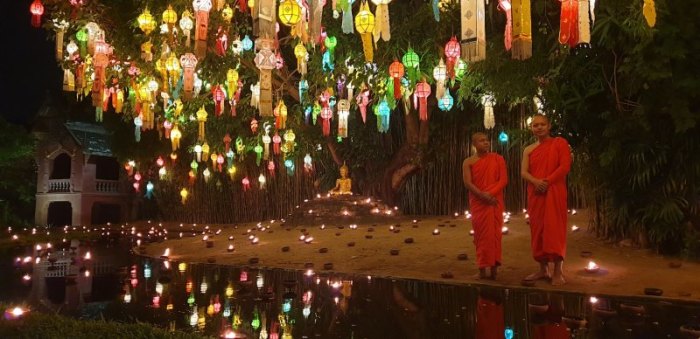 Eine beinahe märchenhaft wirkende Stimmung versprühten an Loy Krathong die Tempel der Lanna-Metropole. Fotos: Rüegsegger