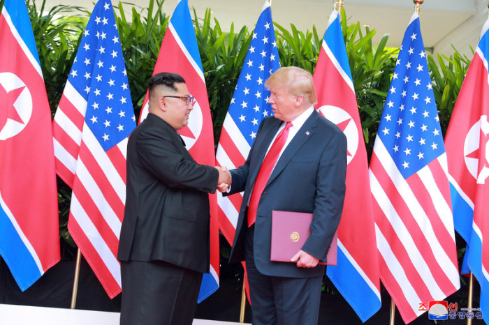Nordkoreas Machthaber Kim Jong Un (l.) und US-Präsident Donald Trump (r.). Foto: epa/Efe/kcna
