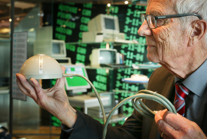 Elektroingenieur Rainer Mallebrein zeigt die erste Computermaus. Foto: Dieter Menne/Dpa 