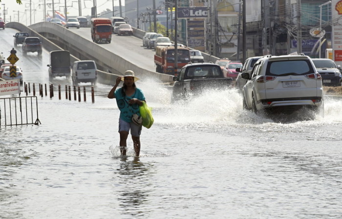 In der Regenzeit kommt es in vielen Stadtgebieten zu Überschwemmungen. Foto: epa/Rungroj Yongrit