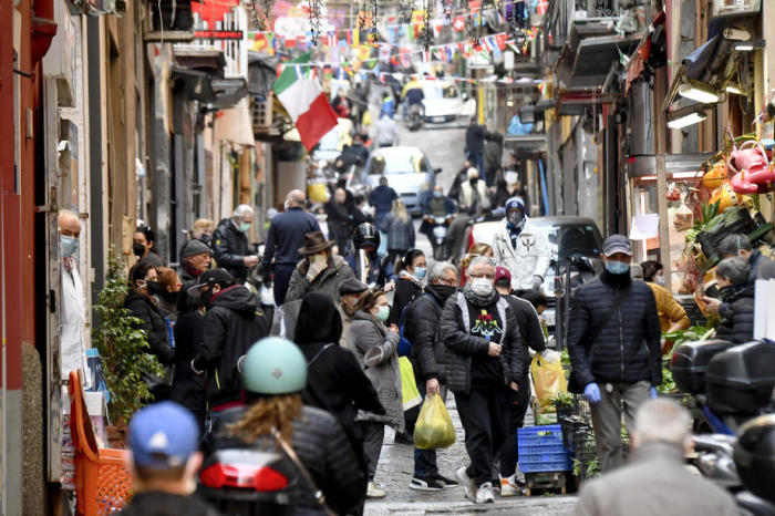 Der Straßenmarkt der 'Quartieri Spagnoli' in Neapel. Foto: epa/Ciro Fusco