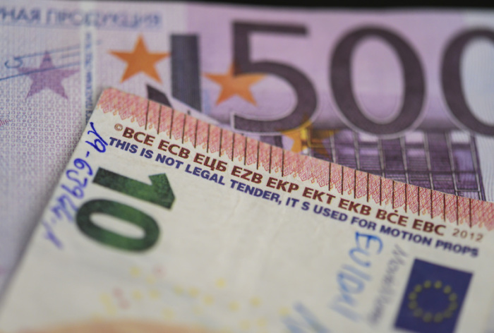 Gefälschte Euro-Banknoten werden in der Bundesbank-Zentrale gezeigt. Foto: Boris Roessler/Dpa
