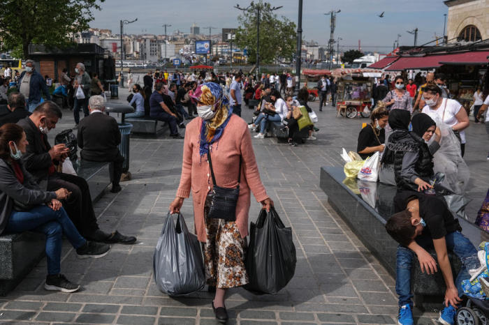 Leute beim Einkaufen auf dem Eminonu-Markt nach einer 17-tägigen Coronavirus-Sperre in Istanbul. Foto: epa/Edat Suna