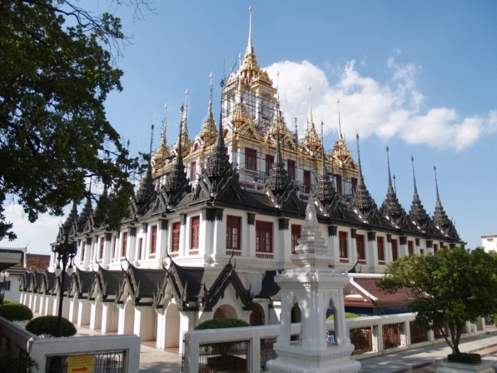 In Bangkok gibt es mehr als 400 Tempelanlagen und Klöster. Der Loha Prasat weicht von der gewöhnlichen Tempelarchitektur ab. Fotos: lwb
