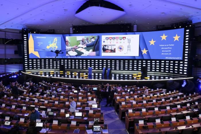 Überblick über das europäische Parlament in Brüssel, welches in ein riesiges Fernsehstudio umgewandelt wurde. Foto: epa/Olivier Hoslet