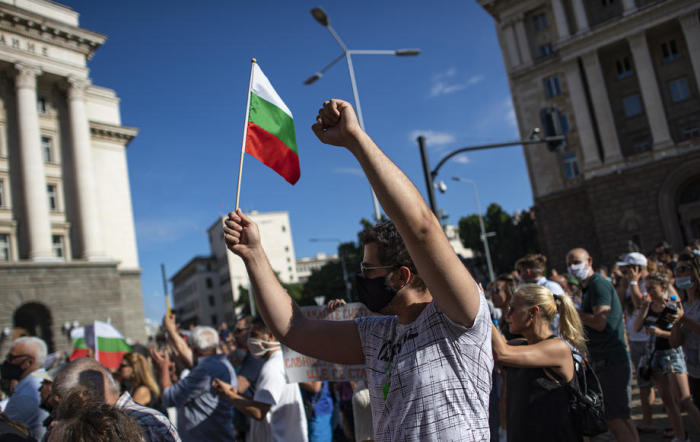 Die Bulgaren rufen Parolen und halten die Nationalflagge während einer Demonstration vor dem Ministerrat in Sofia. Foto: epa/Vassil Donev