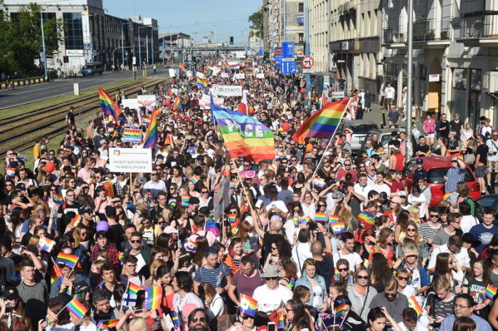 Vertreterinnen und Vertreter von Organisationen für Lesben, Schwule, Bisexuelle und Transgender (LGBT) und ihre Unterstützerinnen und Unterstützer gehen für eine friedliche 