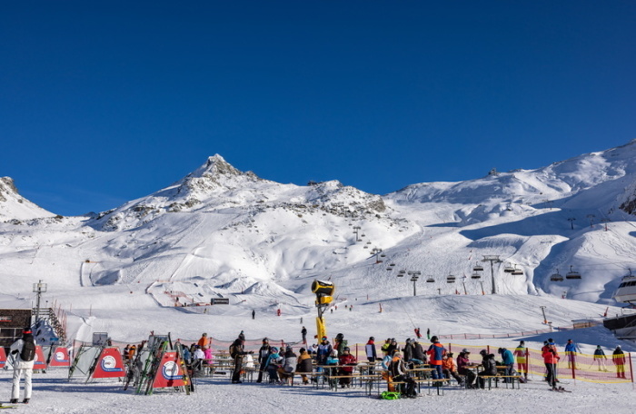 Skifahrende halten sich in Idalpe im Skigebiet Ischgl auf. Bei strahlendem Sonnenschein und mit frischem Neuschnee ist die österreichische Wintersportgemeinde Ischgl in die Saison gestartet. Foto: Expa/Johann Groder/apa/dpa