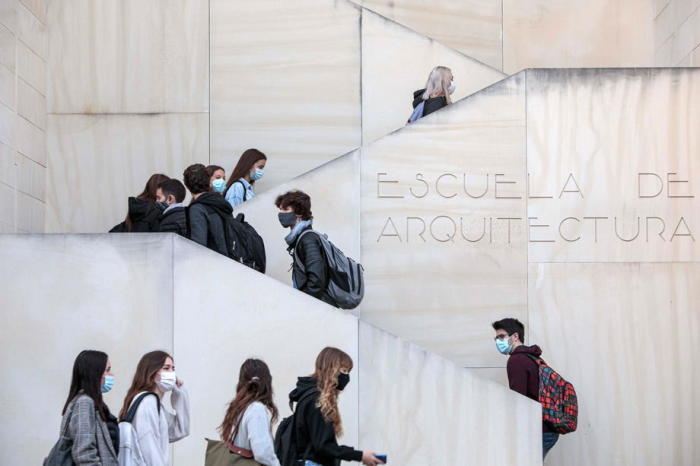 Studenten kommen an die Universität Politecnica in Valencia, in Valencia. Foto: epa/Biel Alino