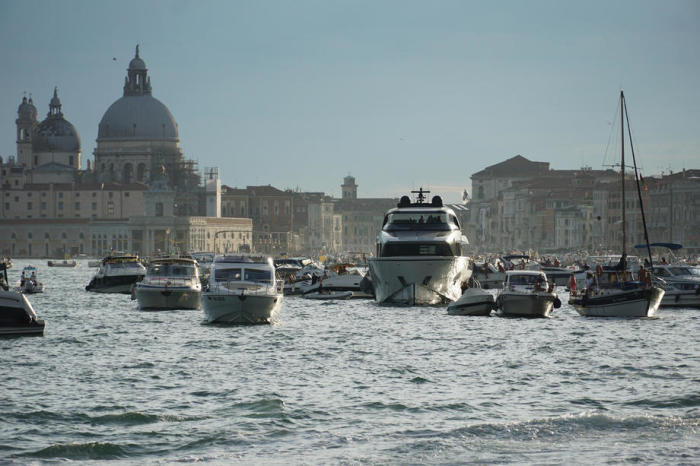 Viele Boote vor dem Eingang zum Canal Grande, an der Punta della Dogana, am Vorabend der Festa del Redentore in Venedig. Foto: epa/Andrea Merola
