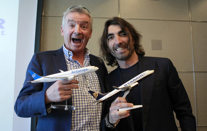  Michael O'Leary, CEO Ryanair (l.) und Javier Hidalgo, Executive Director Globalia (r.). Foto: epa/Luis Millan