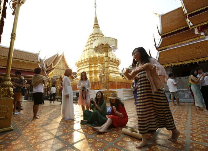 Chinesische Urlauberinnen im Wat Phrathat Doi Suthep in Chiang Mai.