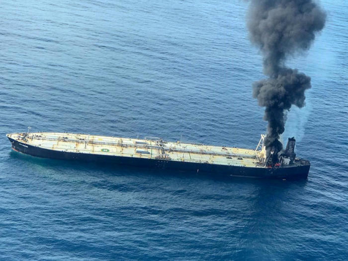 Das unter panamaischer Flagge fahrende Rohölschiff MT New Diamond steht in 38 Seemeilen vor der Ostküste Sri Lankas in Flammen. Foto: epa/Sri Lankan Air Force Media