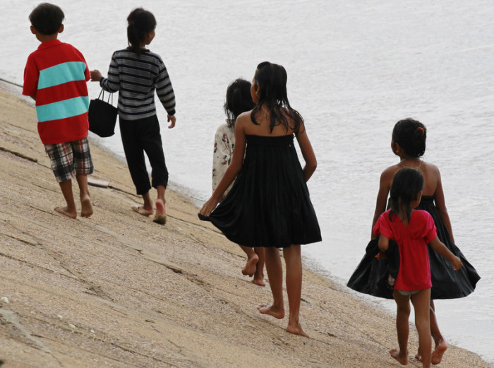 Kambodschanische Kinder am Mekong-Ufer in Phnom Penh. Archivbild: epa/Mak Remissa