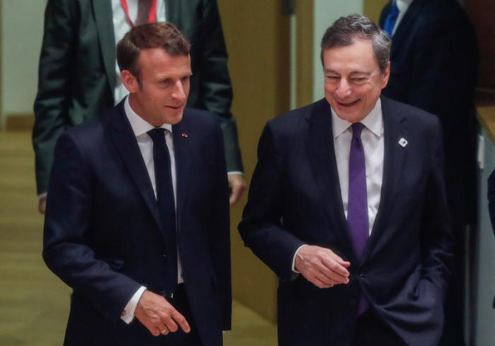 Italiens Ministerpräsident Mario Draghi(R) und Frankreichs Präsident Emmanuel Macron (L). Foto: epa/Stephanie Lecocq
