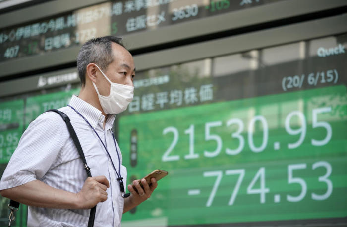 Die Aktien in Tokio brachen infolge einer Zunahme von Coronavirus-Infektionen ein. Foto : epa/FRANCK ROBICHON