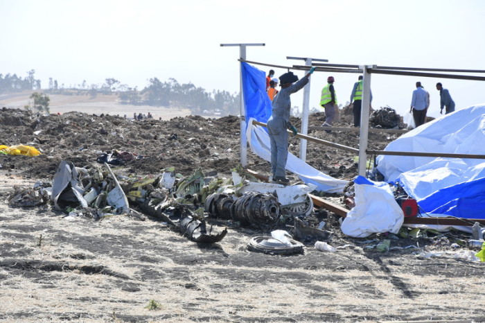 Rettungskräfte suchen auf dem Gelände nach Wrackteilen eines Flugzeugs der Ethiopia Airlines Boeing 737 Max 8 in der Nähe von Bishoftu.. Archivfoto: epa/Stringer