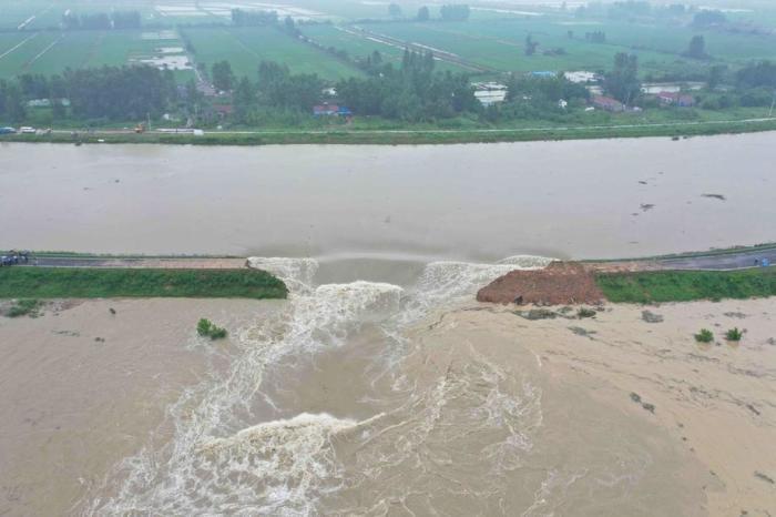 Hochwasserentladung durch Sprengungen im Fluss Chuhe, Kreis Quanjiao, Provinz Anhui. Foto: epa/Shen Guo