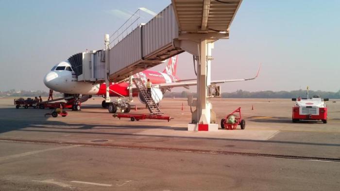 Eine vom U-Tapao Airport kommende Machine der Thai AirAsia am internationalen Flughafen Udon Thani. Foto: Jahner