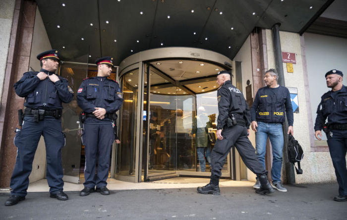 Polizisten kommen zu einem Hotel in Innsbruck, in dem eine der Frauen arbeitet, die positiv auf das Covid-19-Corona-Virus getestet wurden. Foto: epa/Christian Bruna