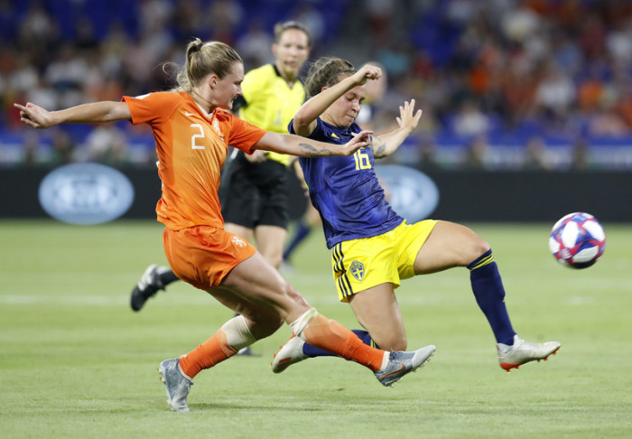 Die Niederländerin Desiree Van Lunteren (L) im Kampf gegen die Schwedin Julia Zigiotti (R) während der FIFA Frauen-Weltmeisterschaft 2019. Foto: epa/Sebastian Nogier