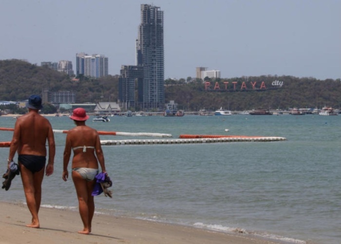 Ausländer beim Strandspaziergang am Pattaya Beach. Foto: epa/Narong Sangnak