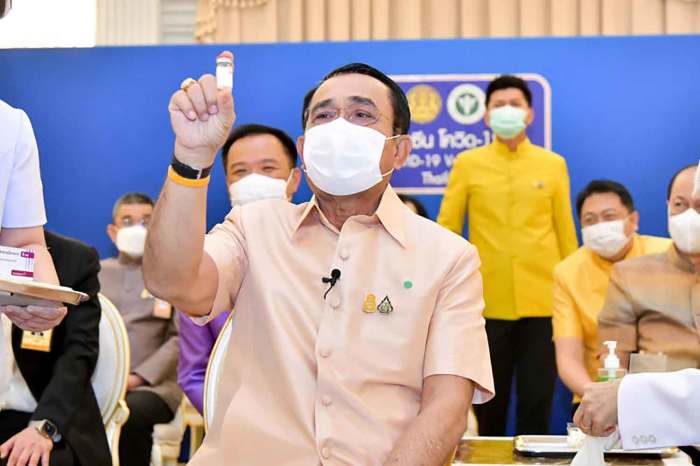 Premierminister Prayut Chan-o-cha zeigt eine Ampulle mit einem Impfstoff von AstraZeneca. Foto: Government House