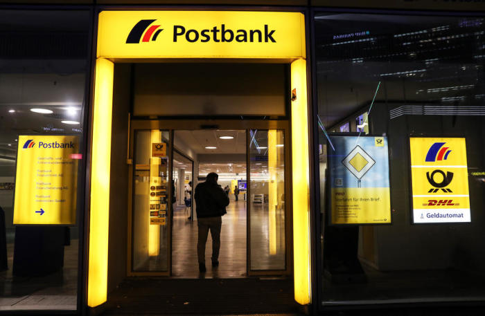 Postbank-Büro in Berlin. epa/Felipe Trueba
